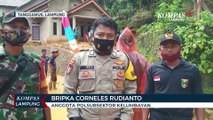 Dengan Alat Seadanya, Warga Bersihkan Material Longsor