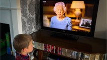 GALA VIDEO : Elizabeth II : quel hommage se cachait derrière les broches qu'elle portait le 8 mai ?