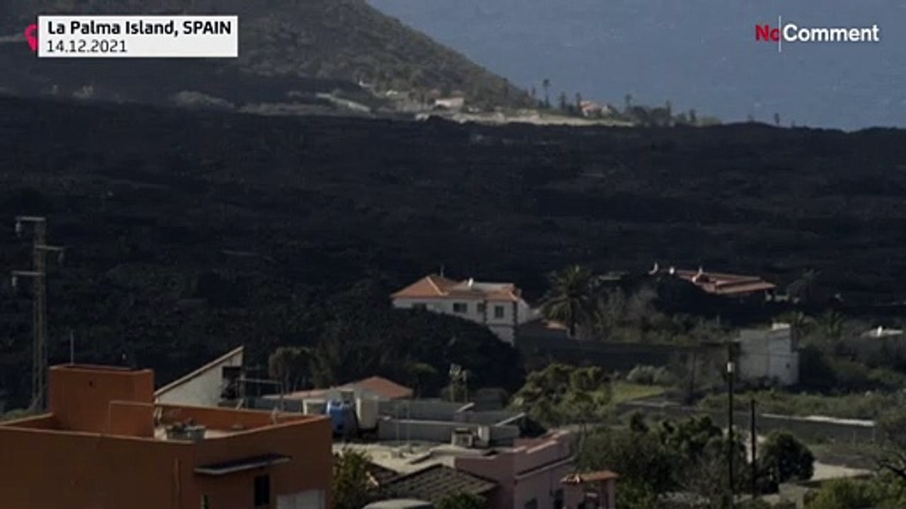 شاهد: بعد مرور أكثر من شهرين على بدء ثوران بركان لابالما.. الرماد المنبعث يغطي المنازل