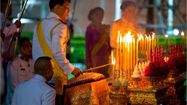 GALA VIDÉO - Le roi de Thaïlande, plus riche souverain du monde : découvrez le montant de sa fortune
