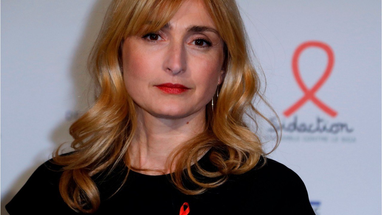 GALA VIDÉO - Julie Gayet grande amoureuse : avec Bruno Salomone, « elle ne voulait plus bouger "