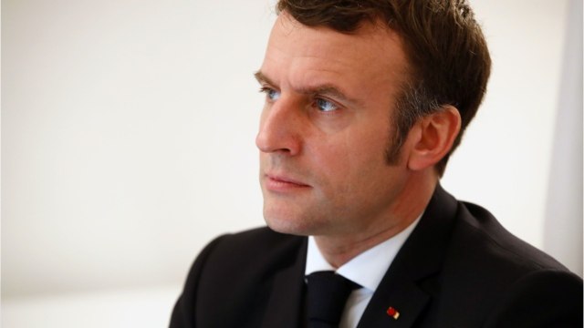 GALA VIDEO - Emmanuel Macron reçoit un étrange cadeau de Noël