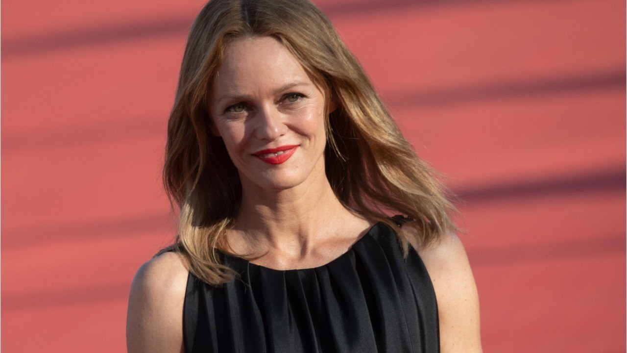 GALA VIDEO - Quand Vanessa Paradis s'amusait de ses parents et de leur éducation très libre