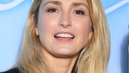 GALA VIDÉO - « Ça me fend le cœur " : Julie Gayet inquiète pour sa société (1)