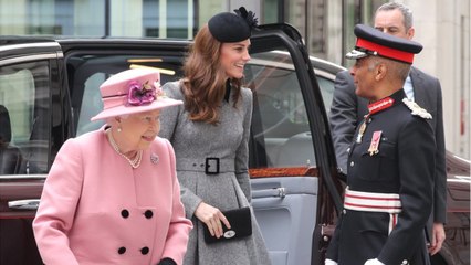 GALA VIDEO - Kate Middleton dans les petits papiers d’Elizabeth II : ce nouvel honneur que la reine s’apprête à lui rendre
