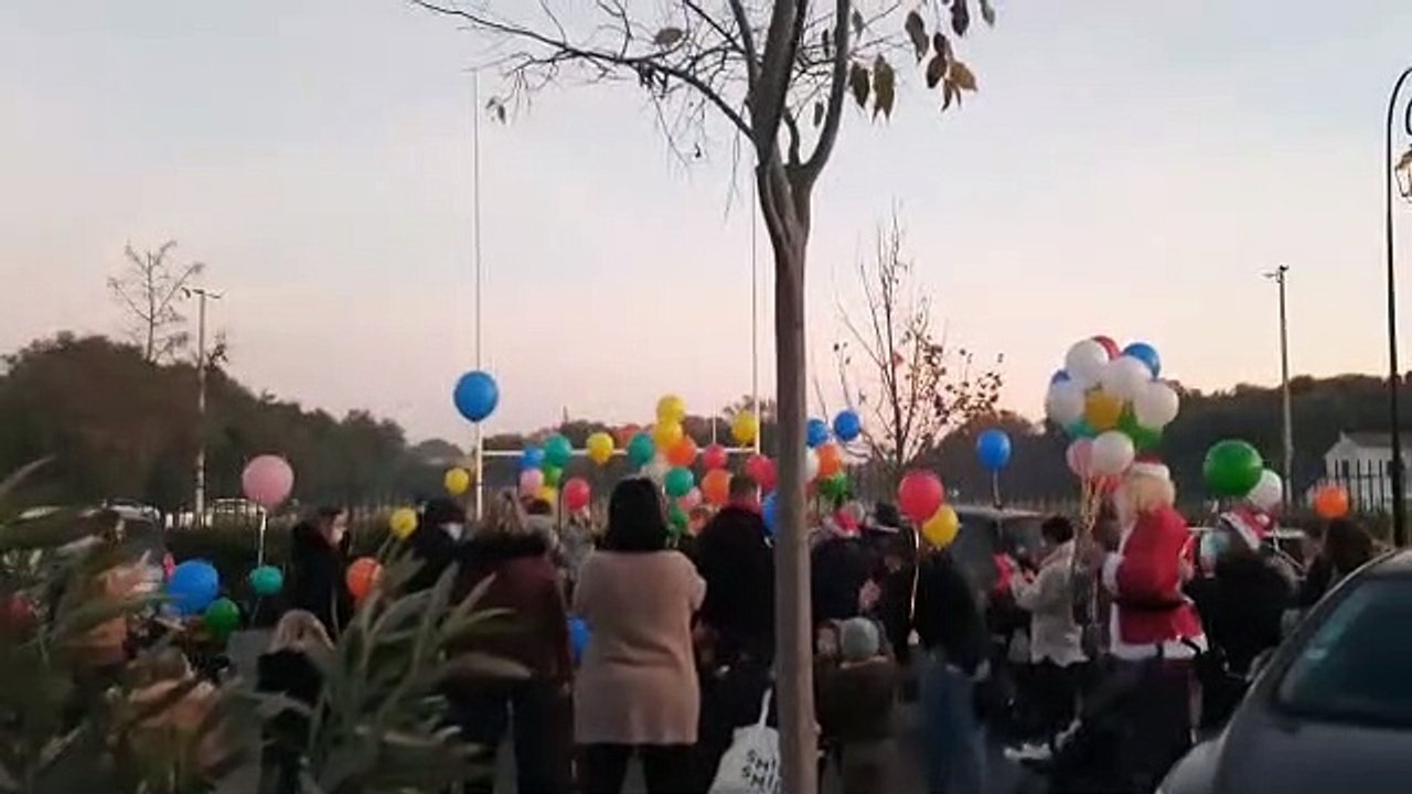 Lâcher de ballons à Beaulieu pour le Noël des micro-crèches réunies