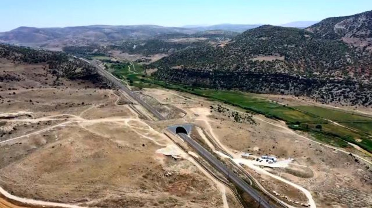 Son dakika... Ulaştırma Bakanı Karaismailoğlu: "Dünyada YHT hattı üzerine ilk ekolojik köprüyü inşa ettik"