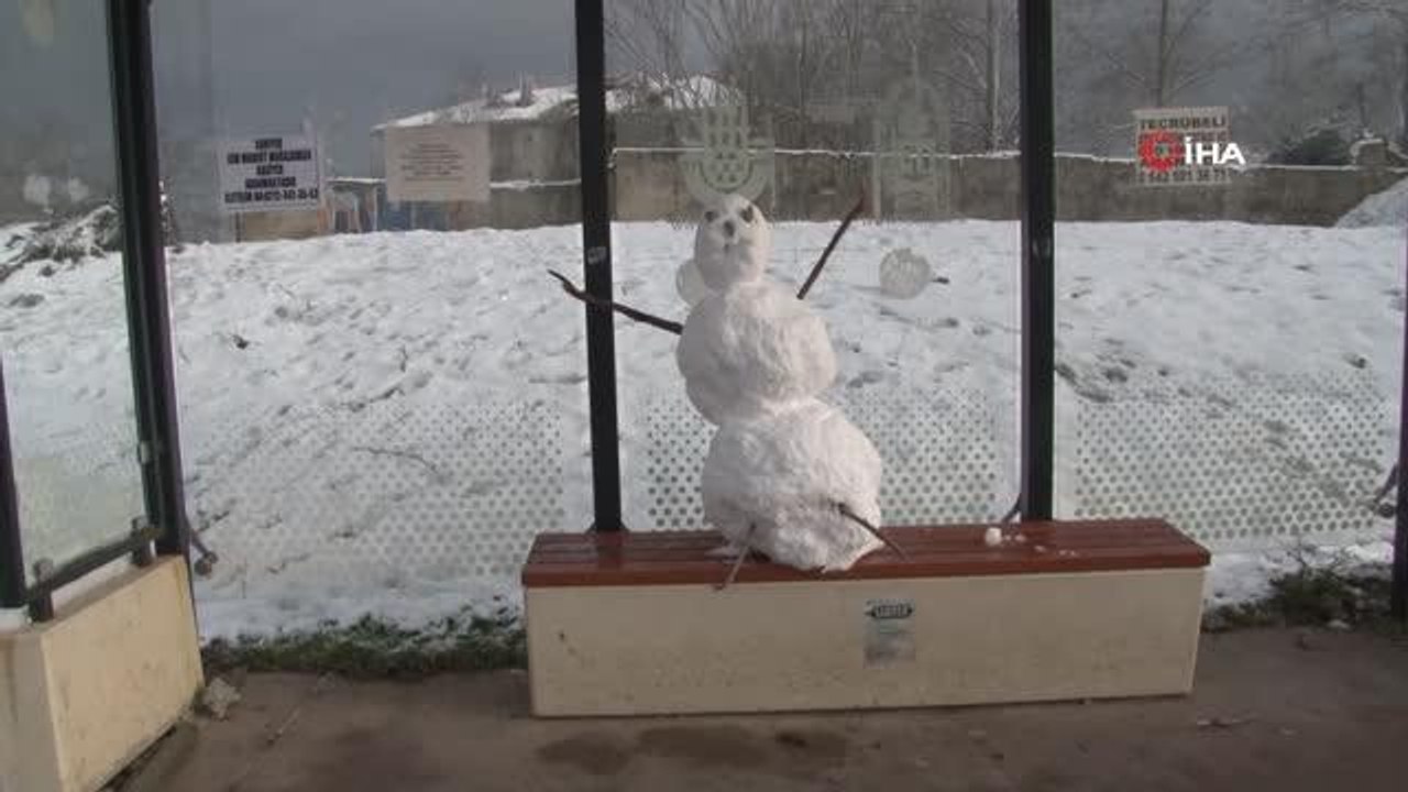 Dövizin düşüşüne sevinen vatandaşın yüzü kar yağışıyla ikinci kez güldüDövizdeki düşünün ardından kar yağışına sevinen vatandaş: "Bu güzel kar yağışı...