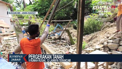 Warga Mengungsi Karena Pergerakan Tanah