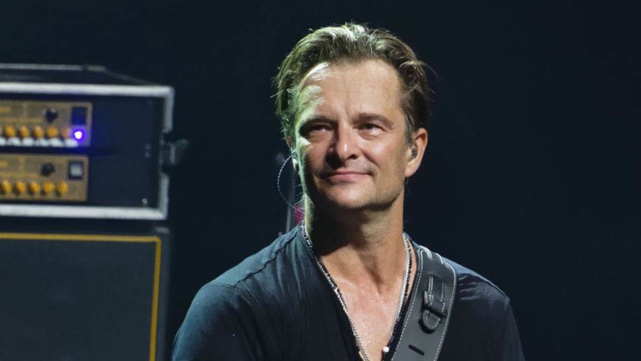 GALA VIDÉO - David Hallyday en famille, mais silencieux sur l’album de Johnny