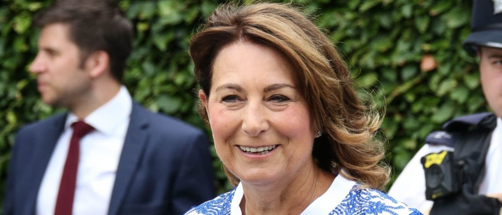 GALA VIDEO - Pippa Middleton a accouché : sa mère Carole Middleton va-t-elle faire une différence entre son bébé et les enfants de sa soeur Kate Middleton?