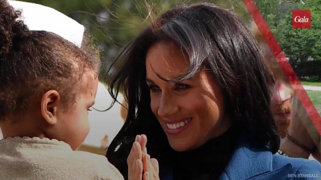 GALA VIDEO - Meghan Markle, victime d'un (petit) accident vestimentaire en plein discours