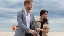 GALA VIDÉO - Meghan Markle et Harry, collés serrés pendant le royal tour : les futurs parents amoureux et tactiles