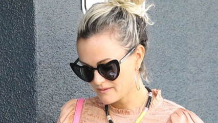 GALA VIDEO - Laeticia Hallyday pas sereine pour son retour à Paris, elle craint de se faire agresser