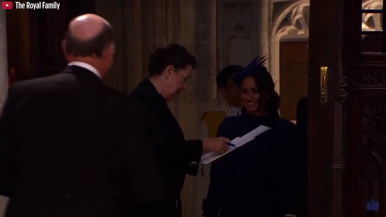 GALA VIDÉO -  Kate, William, Harry et Meghan arrivent ensemble au mariage de la princesse Eugénie