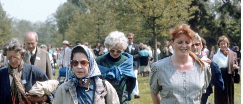 GALA VIDEO - Sarah Ferguson : le jour où la reine Elisabeth II l'a bannie du clan Windsor