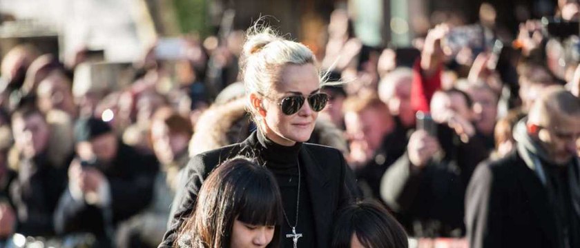 GALA VIDEO - Laeticia Hallyday : pour son arrivée en France, elle porte un T-shirt à l'effigie de Johnny Hallyday et la croix de son homme