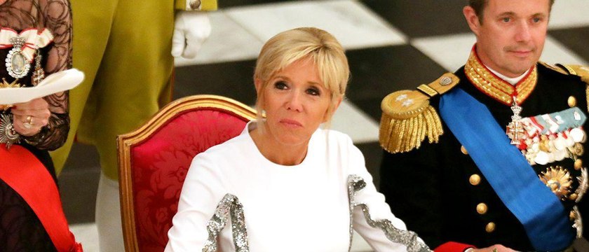 GALA VIDEO – Brigitte Macron, éblouissante en robe blanche à paillettes pour son dîner avec la reine du Danemark