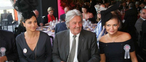 GALA VIDEO - Alain Delon, harcelé par les femmes: « Je l'ai accepté, j'ai été heureux »