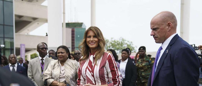 GALA VIDEO - Melania Trump : sa tenue à plus de 1700 euros lors de son arrivée en Afrique fait jaser