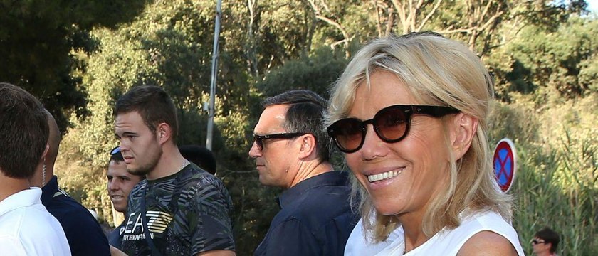 GALA VIDEO - Brigitte Macron en scooter des mers, la rare photo des vacances du couple présidentiel