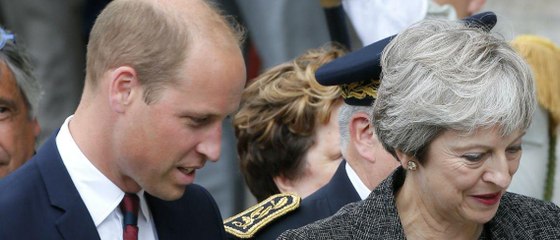 GALA VIDEO – Le prince William à Amiens : le salut étonnant de Theresa May moqué par les internautes