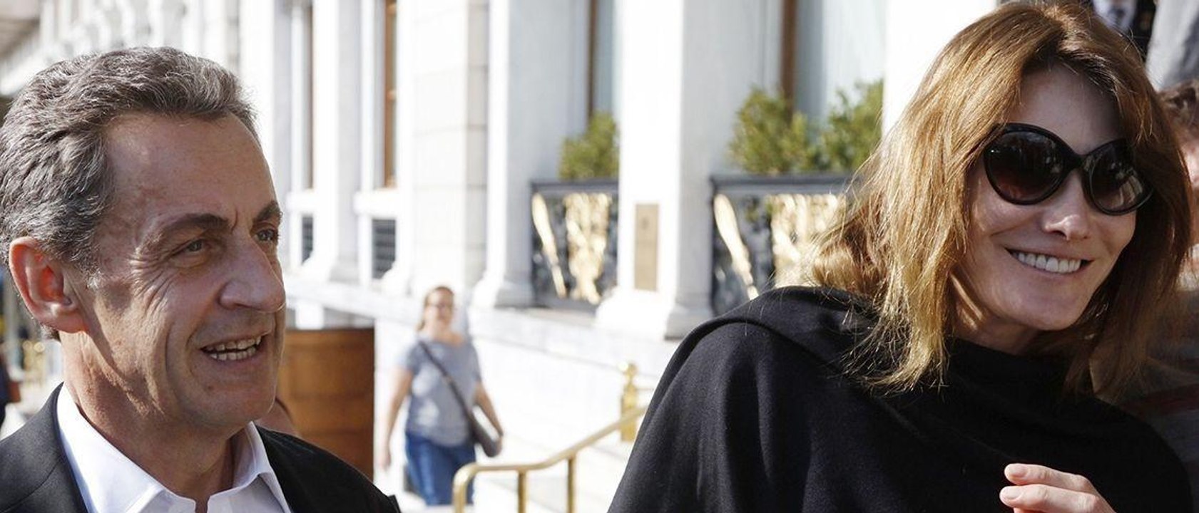 GALA VIDEO - Giulia Sarkozy, une “fille à papa” : la fille de Carla Bruni ne lâche pas la main de Nicolas Sarkozy