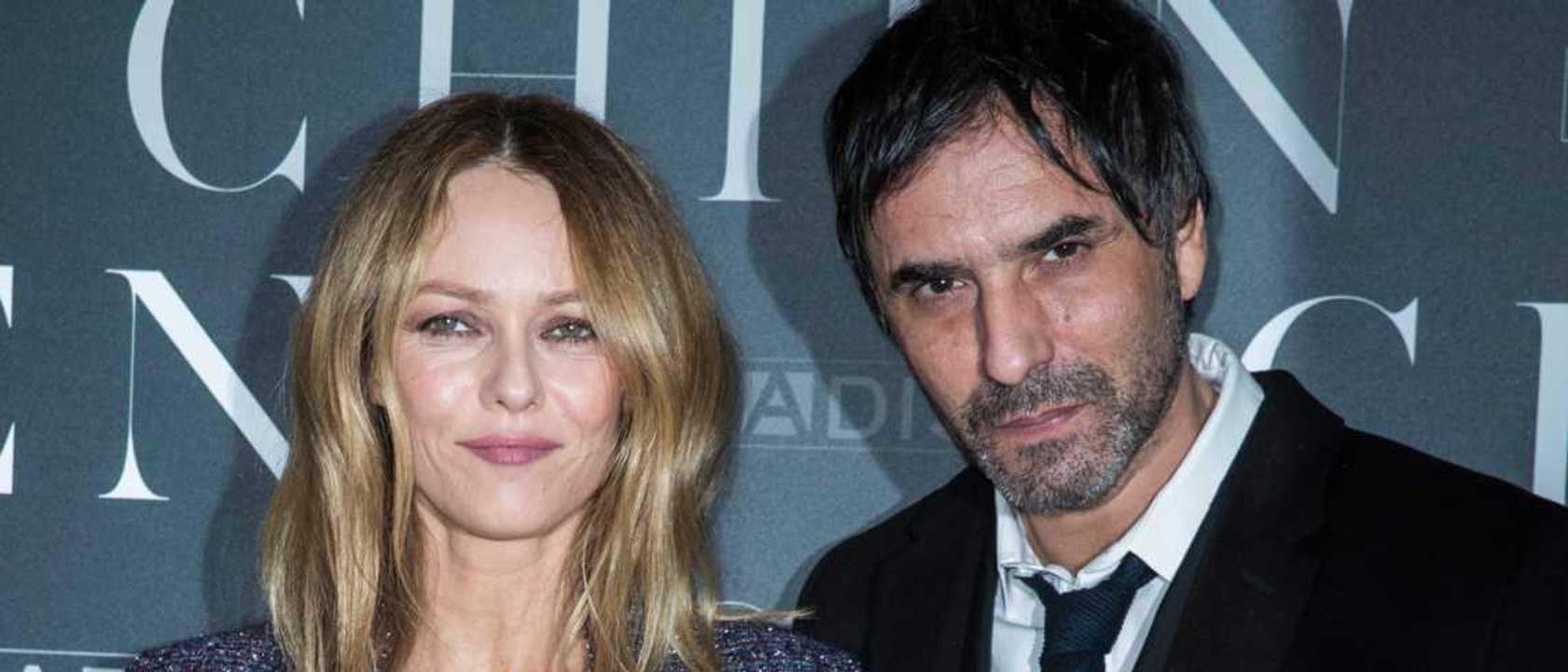 GALA VIDEO - Quand Vanessa Paradis reprend malicieusement un animateur radio à propos de son mari Samuel Benchétrit