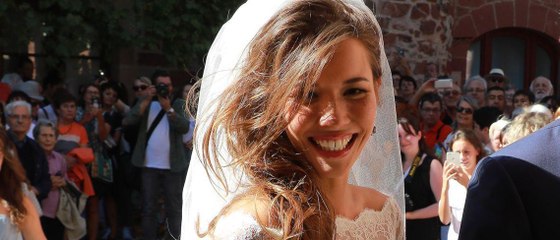 GALA VIDEO - Emilie Broussouloux mariée à Thomas Hollande : zoom sur sa robe de mariée