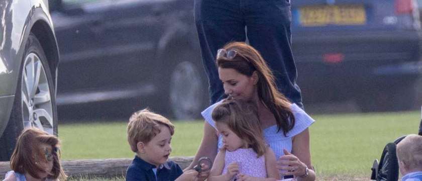 GALA VIDEO - Kate Middleton, une maman comme les autres, elle a fait ses courses de rentrée avec George et Charlotte