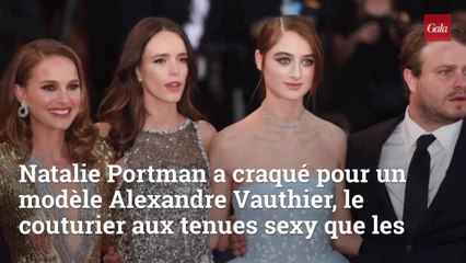 GALA VIDEO – Natalie Portman plus sexy que jamais en décolleté profond et robe scintillante