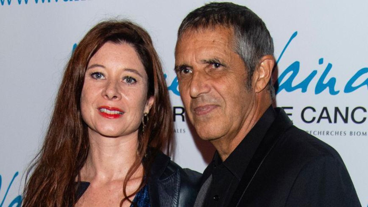 GALA VIDÉO  – Julien Clerc et sa femme réunis pour une soirée en amoureux aux cotés de l’avocat de Laeticia Hallyday