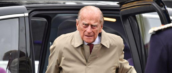 GALA VIDEO - Après Kate Middleton, c’est le prince Philip qui pourrait rater le mariage de sa petite-fille, Eugénie