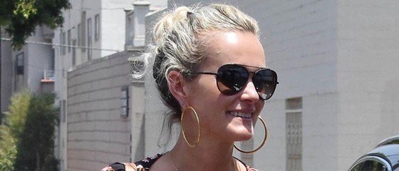 GALA VIDEO - Laeticia Hallyday sublime à Saint-Barth avant de reprendre l’avion pour Los Angeles