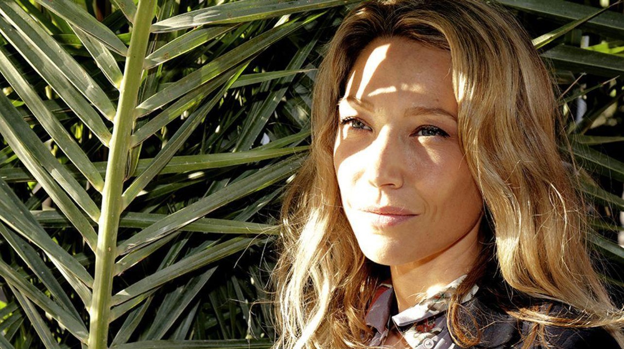 GALA VIDEO – Laura Smet, en compagnie de Charles Aznavour, adresse une tendre pensée à son père Johnny Hallyday