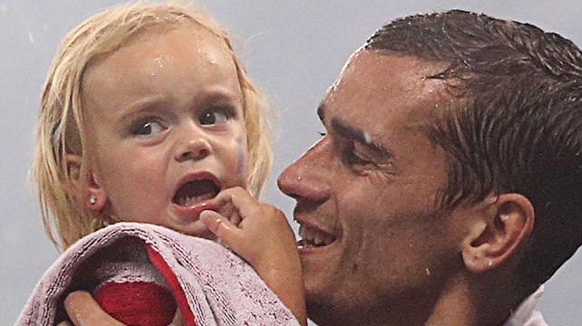 GALA VIDEO - Mia, la fille d’Antoine Griezmann, veut réveiller son papa à 7h du matin et c’est trop chou