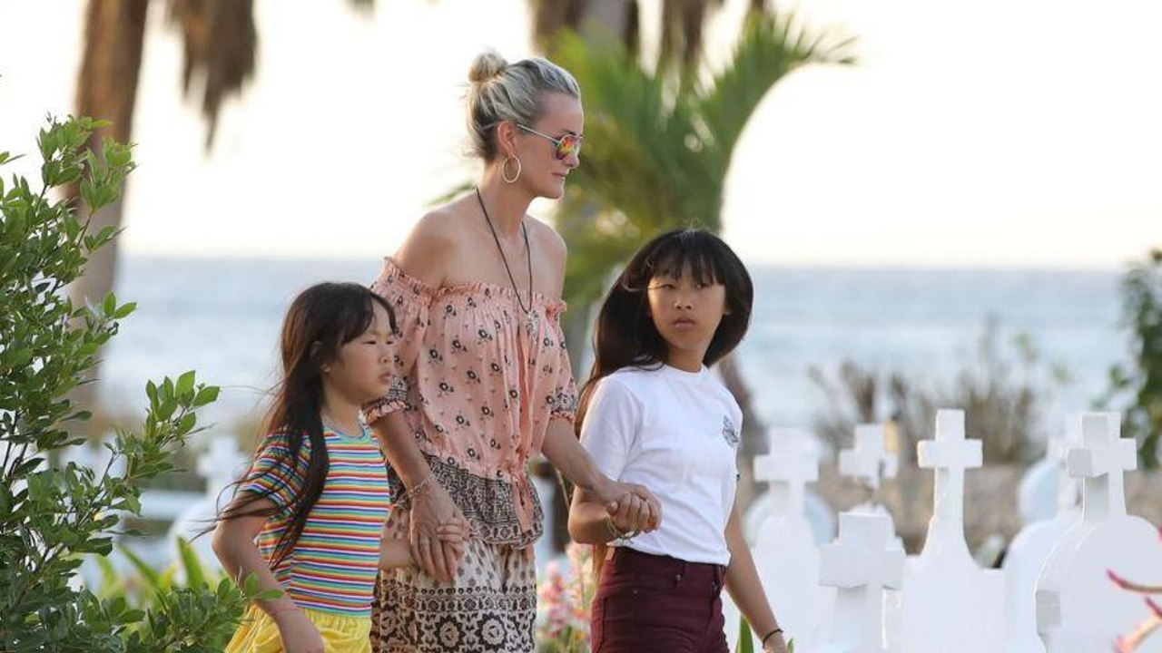 GALA VIDÉO - Laeticia Hallyday de retour à Paris, Jade et Joy vont-elles rater l’école ?