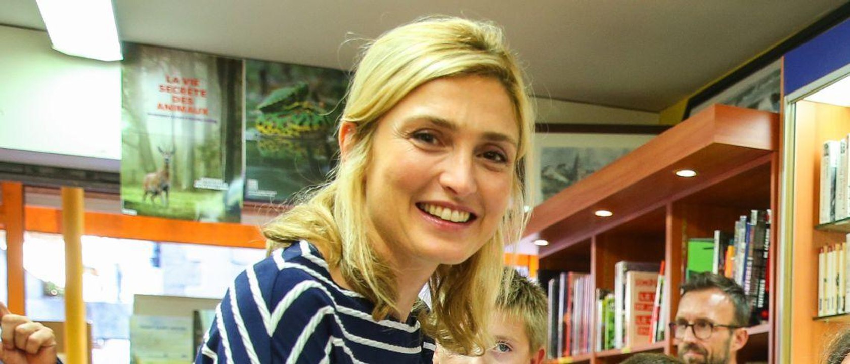 GALA VIDEO  - Julie Gayet pourquoi était-elle absente au mariage de son beau fils Thomas Hollande ?