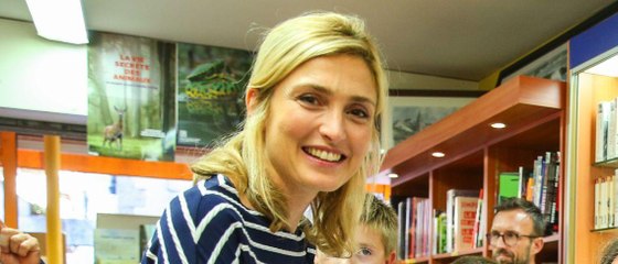 GALA VIDEO  - Julie Gayet pourquoi était-elle absente au mariage de son beau fils Thomas Hollande ?