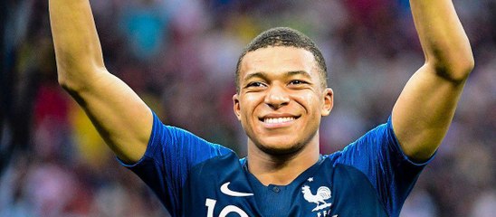 GALA VIDEO - Le très beau geste de Kylian Mbappé après sa victoire avec les Bleus