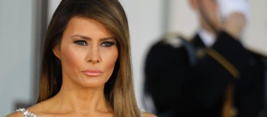 GALA VIDÉO - Mela­nia Trump refuse encore de prendre la main de son mari… l’image qui fait tache