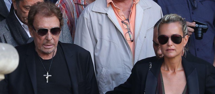 GALA VIDEO - Johnny Hallyday : comment malgré la maladie il a été obligé de se rendre aux obsèques de Mireille Darc