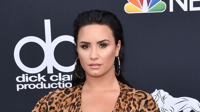 GALA VIDEO - Demi Lovato, hospitalisée pour une overdose ? Le tragique destin de la chanteuse de 26 ans