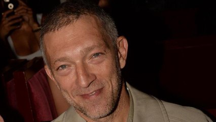 GALA VIDEO - À 51 ans, Vincent Cassel, en maillot de bain flashy affiche un corps de rêve