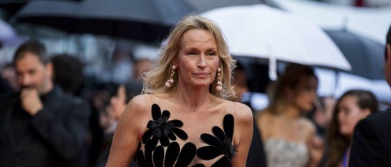 GALA VIDEO – Estelle Lefébure : son mini bikini échancré échauffe la toile