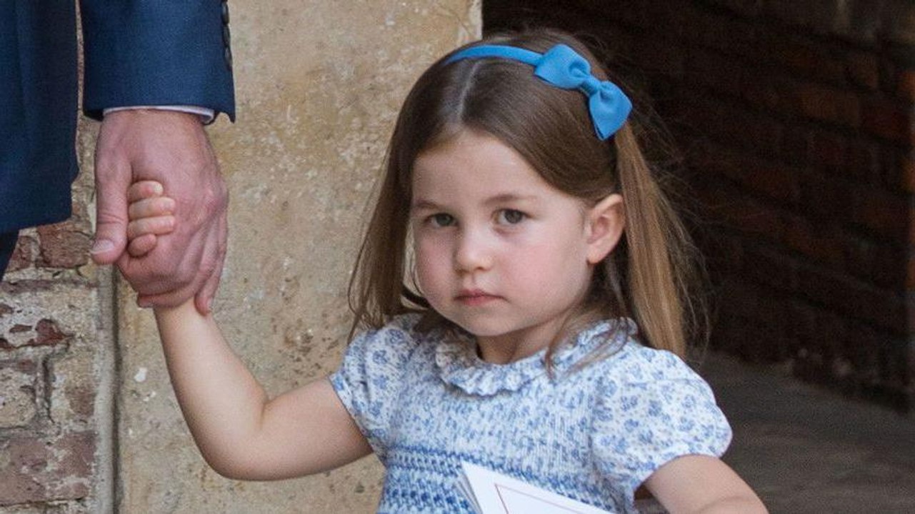 GALA VIDEO - Charlotte tire la langue aux photographes de Buckingham, la fille de Kate et William n’en fait qu’à sa tête