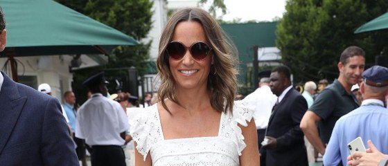 GALA VIDEO – Pippa Middleton enceinte : la future maman prend la pose en maillot de bain