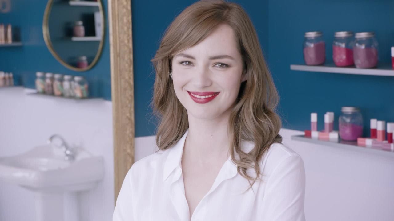 GALA VIDEO - Louise Bourgoin: « Les femmes sont des super héroïnes ! »