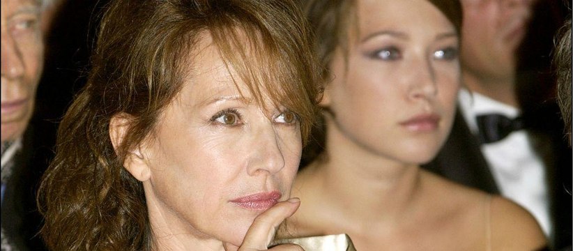 GALA VIDEO - Laura Smet : le jour où elle a vu Nathalie Baye pleurer pour la première fois