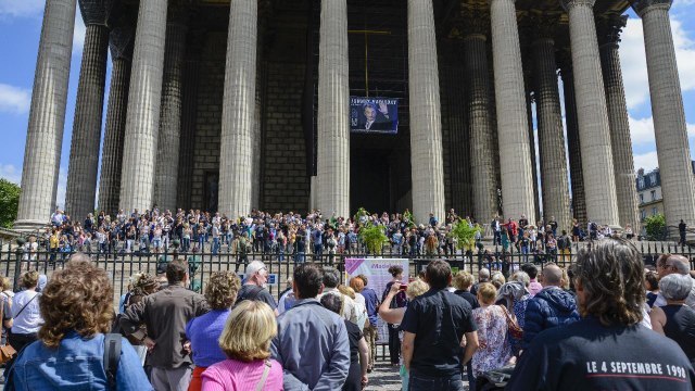 GALA VIDEO - Les fans de Johnny Hallyday lui rendent hommage à l'Église de la Madeleine pour son anniversaire
